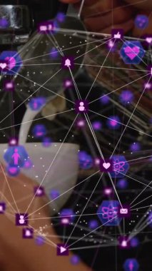 Birbirine bağlanmış ve dünyayı oluşturan ikonların animasyonu kahveye süt döken baristanın kırpılmış elleri. Dijital bileşik, çoklu pozlama, küreselleşme, kahve dükkanı, içecek, içecek ve teknoloji.