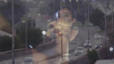 Otoyol açılışı, müzik şovu için müzisyenlerin karıştırma kontrolleriyle mikrofona şarkı söyleyen üstüste binen şarkıcı. Performans, kentsel, gece, işbirliği, sahne, eğlence, hareket