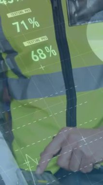 Depoda çalışan adamın istatistik ve mali veri işleme animasyonu. küresel gönderim ve bağlantılar konsepti dijital olarak oluşturulmuş video.