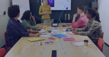 Yetişkin bir kadın iş toplantısında sunuma başlıyor ve ekranda animasyon örtüleri oluşturuyor. İşbirliği, takım çalışması, yenilik, profesyonel, kurumsal, modern, iletişim