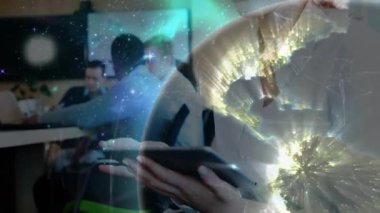 Kadın tablet ekranı araklıyor ve küre dönüşümünü ağ veri küresine dönüştürüyor. Teknoloji, işbirliği, yenilik, dijital, iletişim, fütüristik, çalışma alanı