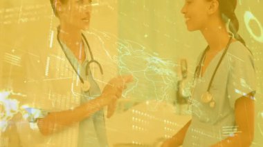 Sol hemşire, sağlık raporunu sağ hemşireye veriyor. Analiz sistemi, kılavuz veri incelemesi ile örtüşüyor. Sağlık, işbirliği, profesyonellik, dijital, veri, analiz, takım çalışması