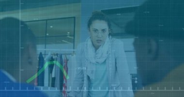 Yeşil grafiği seyreden kadın sunucu galeride iş verilerini özetliyor. Şirket, işbirliği, analiz, sunum, profesyonel, modern, takım çalışması