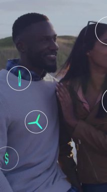 Otomobille kucaklaşan mutlu çift üzerinde ekoloji ikonlarının animasyonu. Ekoloji, ekonomi, seyahat, ulaşım, tatil, bağlantı ve iletişim, dijital olarak oluşturulmuş video.