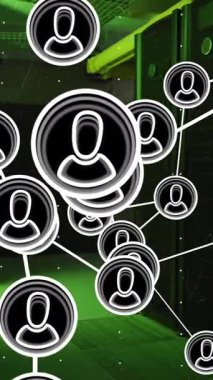 Bilgisayar sunucuları üzerinden veri işleme simgeleri olan insanlarla bağlantıların animasyonu. Dijital olarak oluşturulmuş küresel bağlantılar, hesaplama ve veri işleme kavramı.