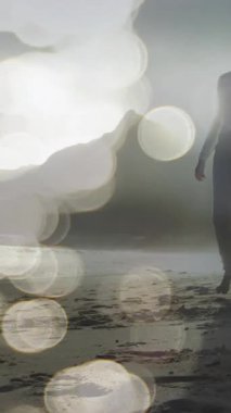 Kumsalda yürüyen beyaz bir çifte karşı ışığın birleşik videosu. Ulusal Yürüyüş Günü Farkındalığı