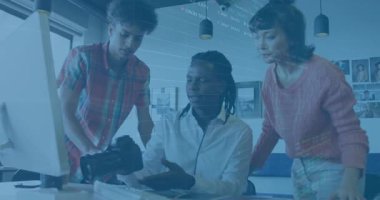 DSLR 'yi monitörün yanına yerleştiren ve hisse senedi şemasını analiz eden kamera arkadaşlarını inceledikten sonra. İş ekibi, işbirliği, modern ofis, veri analizi, teknoloji, takım çalışması, yenilik