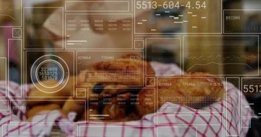 Fırın hamur işleri üzerinde tarama ara yüzü soluyor, panel ve göstergeler kalite kontrolü için güncelleniyor. Teknoloji, otomasyon, kesinlik, dijital, yenilik, aşçılık, endüstriyel