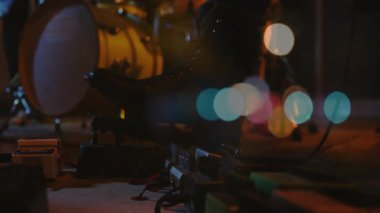 Kamera odak noktasını pedal tahtası kablolarına kaydırarak sahne ışıklarının vites kutusu moduna geçmesine neden oluyor. Müzik ekipmanları, sahne ışıkları, ses ekipmanları, konser ayarları, canlı atmosfer, teknik enstrümanlar, performans ortamı