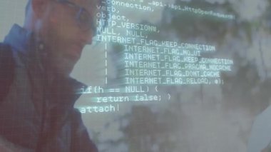 Kıdemli adam parktaki akıllı telefonu dinliyor, animasyon HTTP rutinleri yukarı doğru kayan kodu inceliyor. Teknoloji, yenilik, açık hava, tefekkür, gündelik, doğal, bağlantı