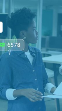 Çeşitli iş arkadaşlarının ofiste raporları tartışması üzerine çoklu bilgilendirme çubuklarının canlandırılması. Dijital bileşik, çoklu pozlama, iş, sosyal medya anımsatıcı ve takım çalışması kavramı.