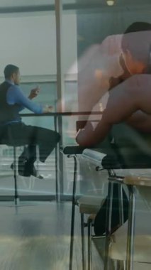 Ofisteki çeşitli iş adamları üzerinden bilgisayarda el yazısı yazısının animasyonu. Küresel iş ve dijital arayüz kavramı dijital olarak oluşturulmuş video.