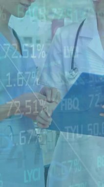 Kadın beyaz doktorların hastanedeki pano üzerinde tartışmasının animasyonu. Dijital bileşik, çoklu pozlama, takım çalışması, yatırım, iletişim, tıbbi ve sağlık hizmetleri.