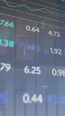 Ofis penceresinden şehir manzarası üzerinden istatistiksel ve borsa veri işleme animasyonu. Küresel ekonomi ve iş teknolojisi kavramı