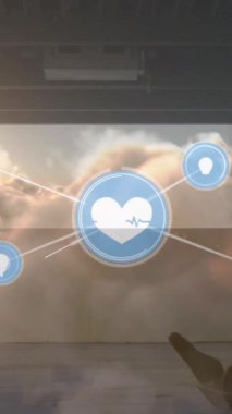 Afro-Amerikan bir adamın futbol oynaması üzerine veri işleme animasyonu. Küresel iş ve dijital arayüz kavramı dijital olarak oluşturulmuş video.