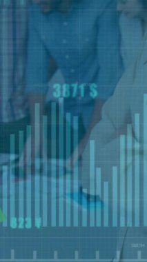 Grafik animasyonu, değişen numaralar, para birimi sembolü, kollarını kavuşturmuş beyaz kadın. Dijital bileşik, çoklu pozlama, rapor, iş, büyüme, bankacılık ve finans kavramı.