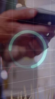 Ödeme terminalini kullanan beyaz insanların ellerinde finansal verilerin animasyonu. İş, ticaret, finans ve dijital olarak üretilen video konsepti.