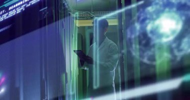 Işık çubukları veri merkezi mühendisinin rafları tıklamasını tableti holografik grafikleri gözden geçirmesini sağlıyor. Teknoloji, yenilik, bağlantı, dijital, fütüristik, analitik, ağ