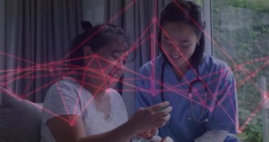 Hemşire şişeyi veriyor ve hastaya rehberlik ediyor. İlaç alıyor ve açıyor. Kırmızı tıbbi veriler üst üste geliyor. Sağlık, yardım, sağlık, empati, teletıp, destek, profesyonellik