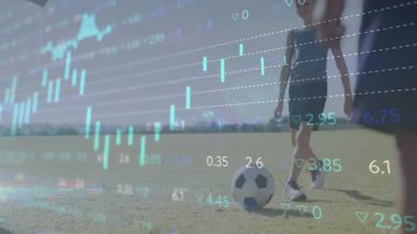 Dijital borsa çizelgeleri ortaya çıkarken iki çocuk topa vurup top sürerek düello yapıyor. Atletizm, takım çalışması, performans, yenilik, açık hava, dinamik, gençlik