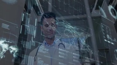 Doktor tıbbi laboratuvar içinde titreşen holografik haritaya tepki veriyor, verileri tarıyor ve tableti tıkırdatıyor. Tıbbi, teknoloji, geleceksel, veri, yenilik, araştırma, sağlık hizmetleri