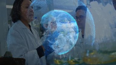 Bilim adamları laboratuvar araştırmaları için Dünya 'nın projeksiyonunu takip ederek deney tüplerini döndürüyor. Araştırma, yenilik, teknoloji, işbirliği, deney, küresel, geleceksel