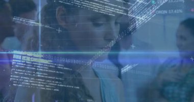 Kadın sunucu okuma cihazı, kod kaplaması etkinleştiriliyor, veri analizi için çizgi grafikleri yayınlanıyor. Teknoloji, veri, analitik, yenilik, işbirliği, holografi, fütüristik