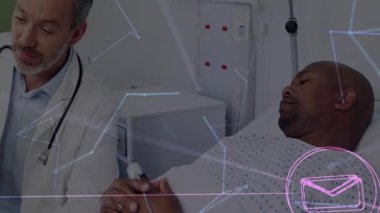 Doktor, hastanın parmağına oksimetre yerleştiriyor ve hayati organları izlemek için ağ simgelerini canlandırıyor. Tıbbi, sağlık, analiz, dijital, tanı, klinik, teşhis araçları