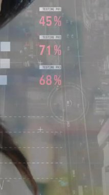 Kafkasyalı iş kadınının akıllı telefon kullanarak veri işleme animasyonu. Küresel iş ve dijital arayüz kavramı dijital olarak oluşturulmuş video.