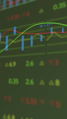 Finansal verilerin ve grafiklerin yeşil arka planda canlandırılması. küresel iş, finans, ekonomi ve teknoloji konsepti dijital olarak oluşturulmuş video.
