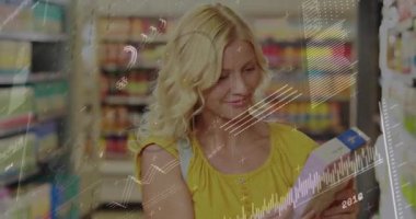 Perakende reyonunda mısır gevreği kutusunu toplayan kadın beslenme analizini animasyon çizelgeleri olarak yapıyor. Tüketim, perakende, analiz, sağlıklı, değerlendirme, piyasa, canlı