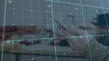 Erkek zanaatkar telefon ekranını dinliyor ve teknoloji kullanarak sanat malzemelerini kontrol etmek için şebeke örtüsünü etkinleştiriyor. Yaratıcılık, işçilik, yenilik, çalışma alanı, dijital, teknoloji, üretkenlik