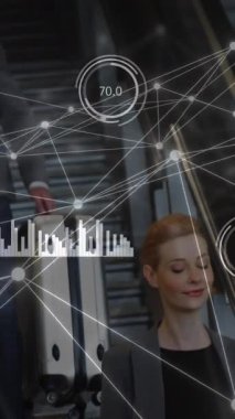 Kafkasyalı işadamı üzerinden akıllı telefon kullanarak bağlantı ağının animasyonu. Küresel ağlar, dijital arayüz, hesaplama ve veri işleme kavramı dijital olarak oluşturuldu.