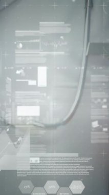 Hastanedeki gülümseyen beyaz kadın doktorun portresi üzerinde veri işleme animasyonu. Tıbbi sağlık ve teknoloji konsepti