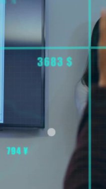 Muhtelif meslektaşların ofiste toplanması üzerine finansal veri işleme animasyonu. Küresel iş, finans ve dijital arayüz kavramı dijital olarak oluşturulmuş video.