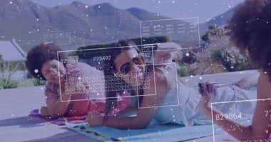 İki arkadaş paspaslarda sohbet ediyor, teknoloji panelleri üretiyor, üçüncüsü akıllı telefonlar açıyor, dördüncüsü laptop açıyor. Açık hava, eğlence, bağlantı, işbirliği, yaşam tarzı, teknoloji, canlı