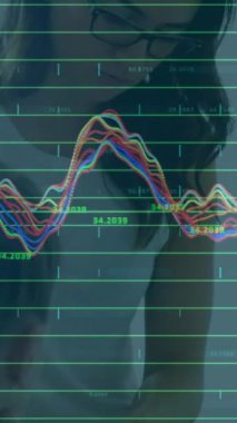 Ofiste çalışan iş kadınlarıyla ilgili finansal veri işleme animasyonu. Küresel hesaplama, finans, iş ve veri işleme kavramı dijital olarak oluşturulmuş video.