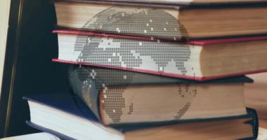 İkinci beş yuvarlak siyah gözlük, kitap yığınının üzerinde kayıyor, üzerinde çalışmak için dönen noktalı dünya. Kütüphane, akademi, yenilik, öğrenme, bilgi, tefekkür, dijital