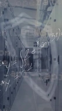 Bilgisayar sunucuları üzerinde asma kilit, matematiksel denklemler ve veri işleme animasyonları. Küresel hesaplama, veri işleme ve dijital arayüz kavramı dijital olarak oluşturulmuş video.