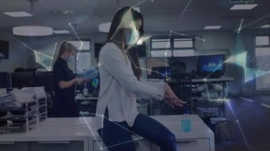 Ofis çalışanı dezenfektana uzanıyor, dönen dünyanın altında el sıkışıyor ve hijyenini gösteriyor. İşbirliği, profesyonellik, modernlik, teknoloji, takım çalışması, hijyen, yenilik