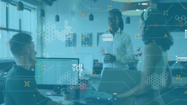 Holografik verilerin örtüşmesinden sonra sunucu ellerini açıyor, iş ekibi toplantısına rehberlik ediyor. İşbirliği, yenilik, teknoloji, beyin fırtınası, iletişim, takım çalışması, modern