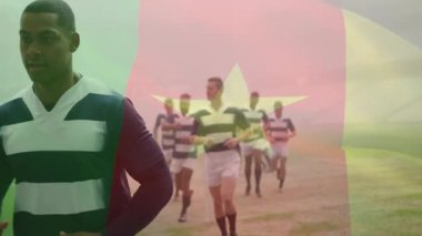 Rugby oyuncuları çim sahası boyunca koşuyor, kamera çalışıyor ve antrenman sırasında ipuçları dönüyor. Atletizm, takım çalışması, spor, açık hava, rekabetçi, dinamik, spor