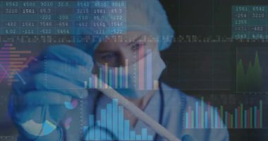 Tıbbi uzman pipeti tutuyor, örnek alıyor ve animasyon sağlık veri grafiklerini başlatıyor. Laboratuvar, analitik, fütüristik, sağlık, dijital, bilimsel, araştırma