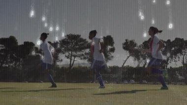 Sahada koşan kadın futbol takımı spor eğitiminde titreyen ve yoğunlaşan ikili kaplama olarak görülüyor. Atletik, takım çalışması, fitness, dijital, açık hava, motivasyon, aktif giyim