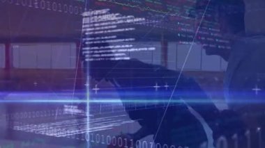 Yaşlı adam beden eğitimi dersinde ortağa yuvarlanırken finansal grafikler de ölçümleri takip ediyor. Eğitim, sinerji, yenilik, teknoloji, fitness, analitik, performans