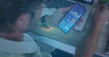 Erkek akıllı telefon görüntüleme verilerini toplarken kod parlayan ampul görüşüne geçiş yapıyor. Analizler, teknoloji, yenilik, dijital, veri, çalışma alanı, fütürizm