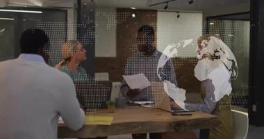 Sunucu sayfaları çevirirken ve tartışılacak verileri okurken meslektaşlar dünya altında toplantı açıyorlar. İşbirliği, takım çalışması, iş, profesyonel, modern, brifing, strateji