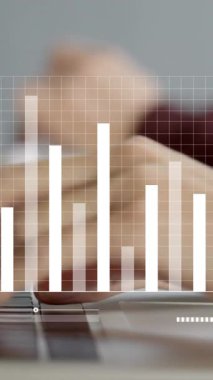 Çeşitli iş adamları üzerinde veri işleme animasyonu. Küresel iş, bilgisayar, dijital arayüz ve veri işleme kavramı dijital olarak oluşturuldu.