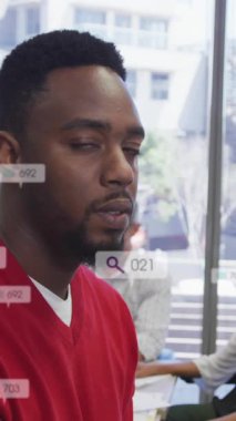 Afro-Amerikan bir adamın kameraya bakması üzerine çoklu uyarı çubukları. Dijital bileşim, çoklu pozlama, iş, sosyal medya anımsatıcı ve teknoloji kavramı.