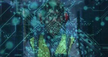 Sunucu koridorunda kulaklık takan bilişim teknisyeni devre eşleştirme kontrollerini başlatıyor. Gelecekçi, siber güvenlik, dijital, teknoloji, ağ, izleme, endüstriyel